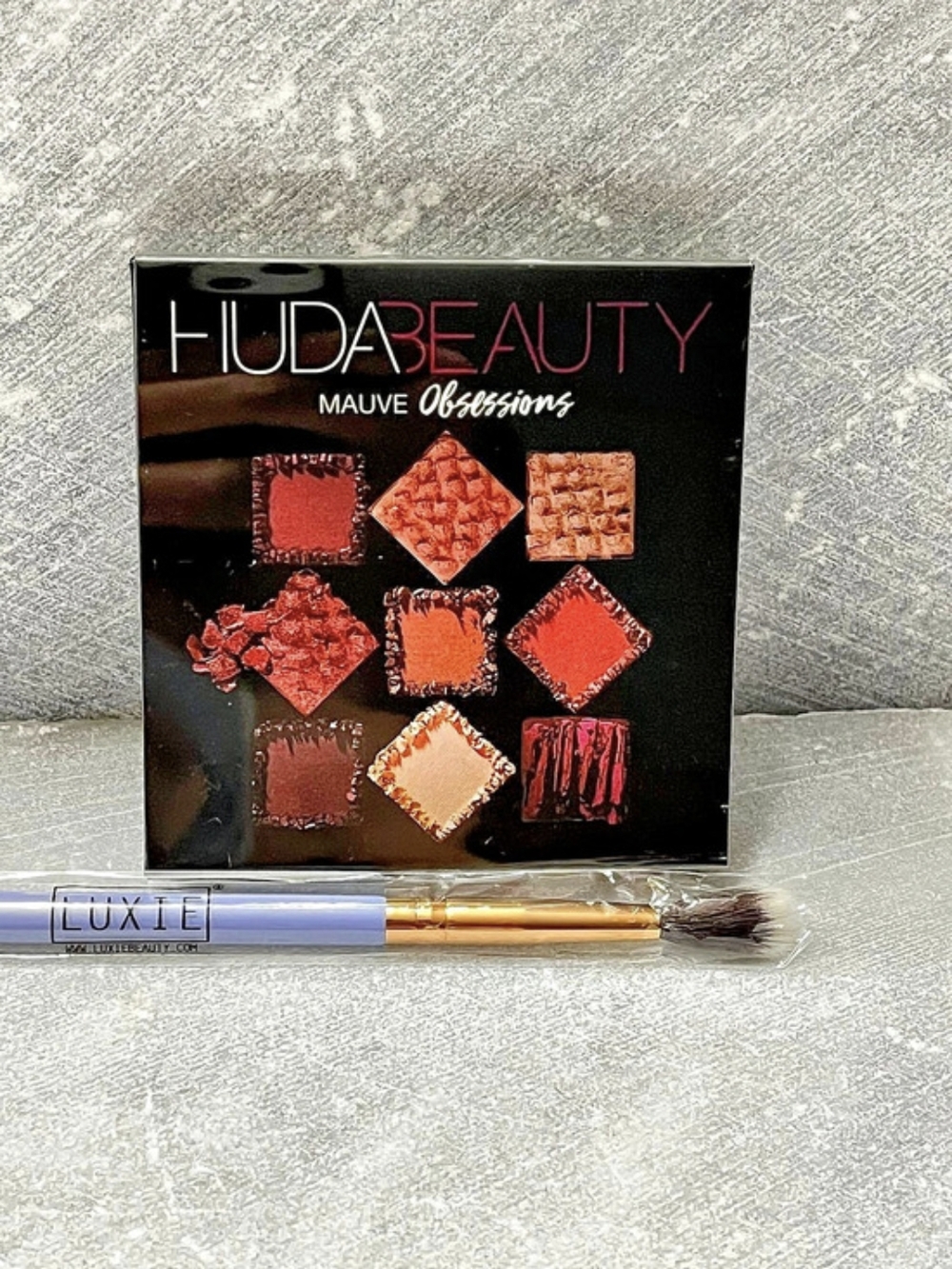 Huda Beauty Mauve Obsessions Eyeshadow Palette With Brush